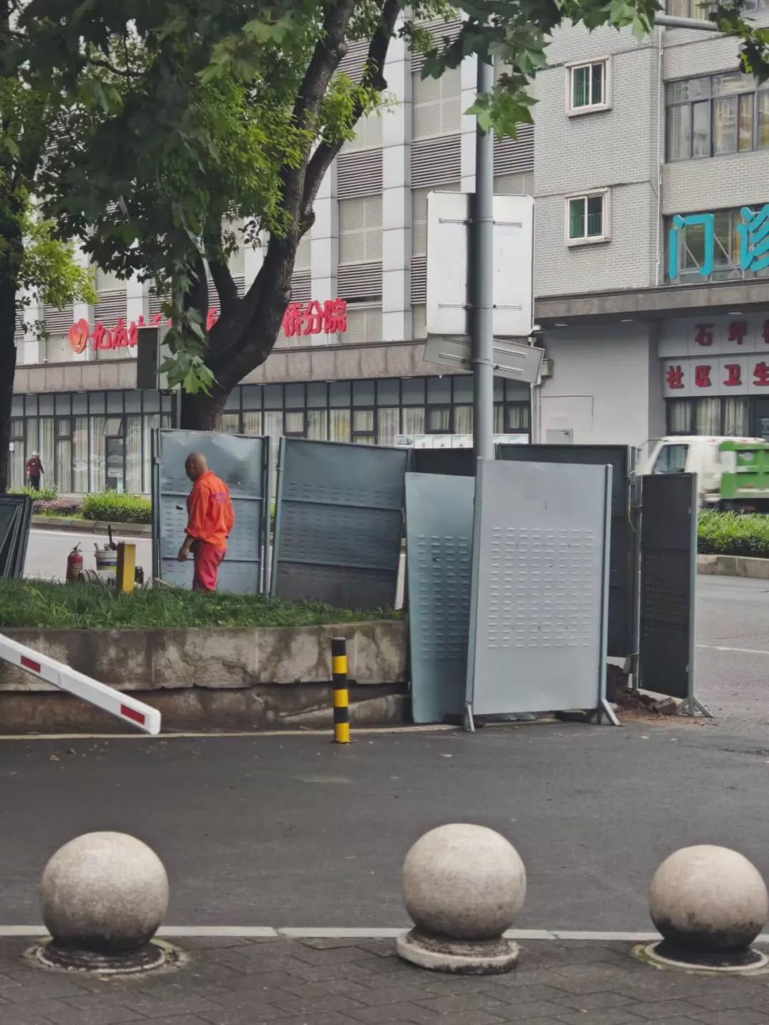 重庆一男子在去钓鱼路上发现街边燃气管道泄漏,燃气公司:泄漏点已抢修完毕,会奖励这位热心市民